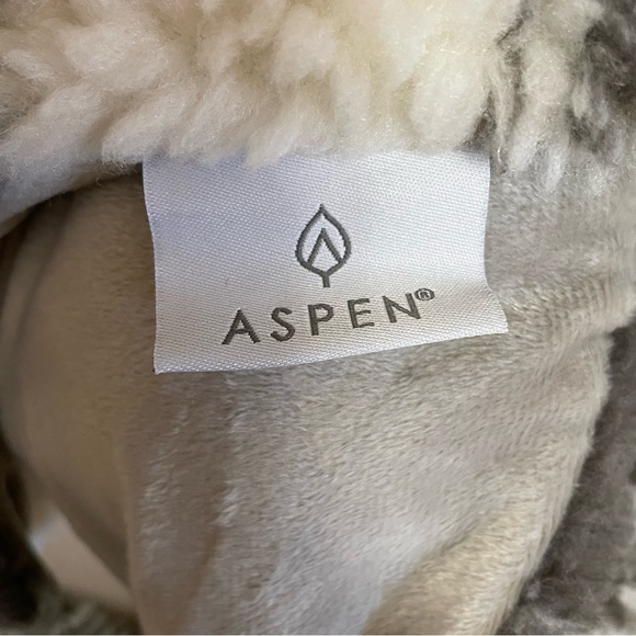 Aspen NWT Faux Fur Tree Skirt 56” Grey Gray White Plaid Sherpa - Picture 4 of 8